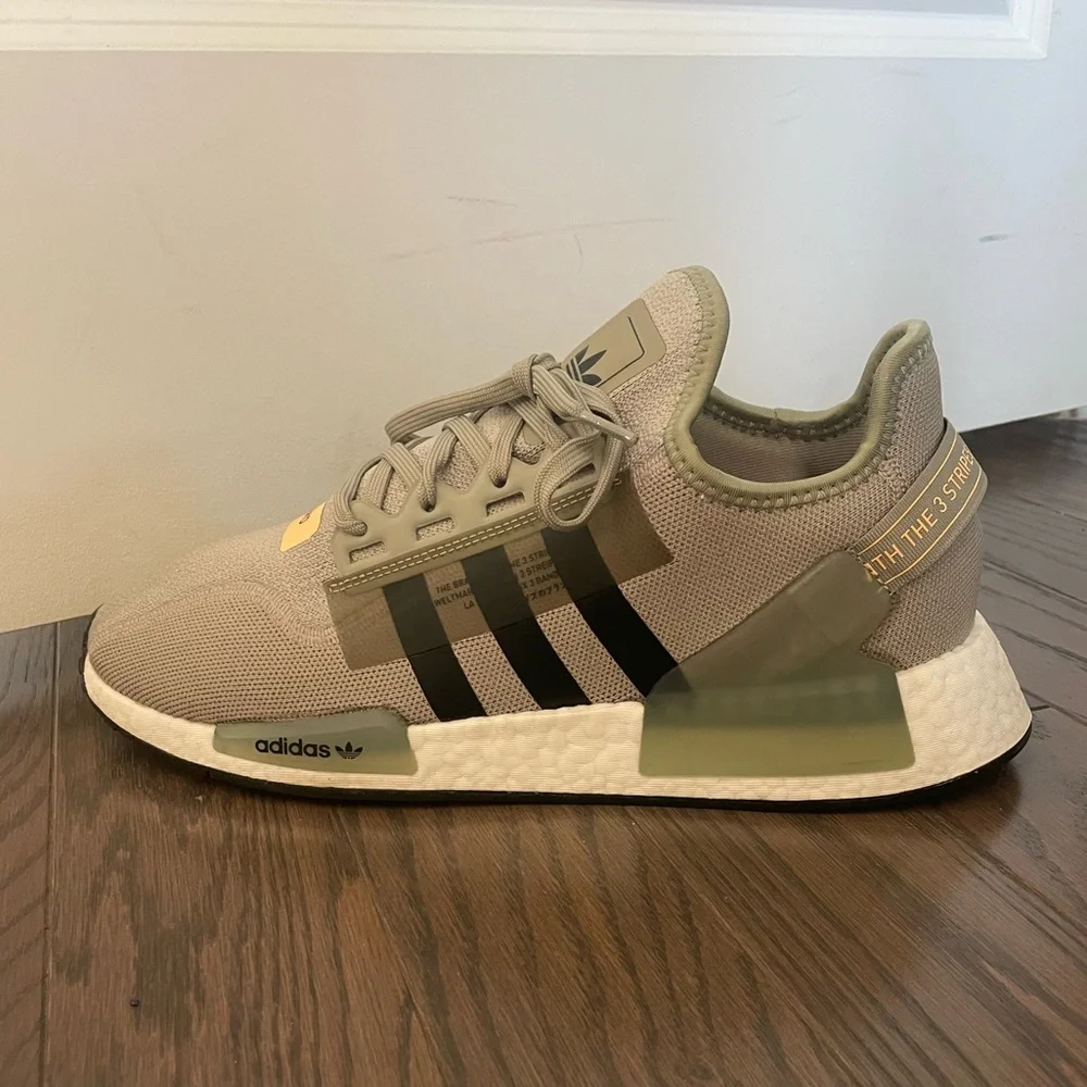 ADIDAS NMD_R1 V2 SHOES SIZE 12